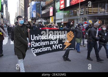 I marchers si dirigono lungo la 7th Avenue, parlando contro Donald Trump E l'insurrezione di capitale con molti socialisti e antifascisti giurati tra loro Foto Stock