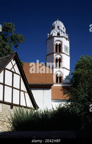 Heidenturm am ehemaligen Jakobsweg, erbaut 1100-1110, jetzt Turm der evangelischen Dorfkirche Foto Stock