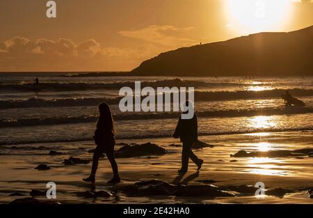 Swansea, Regno Unito. 21 Gennaio 2021. La gente fuori e circa prendere la loro esercitazione quotidiana di blocco mentre il sole scende a Langland Bay vicino Swansea questo pomeriggio. PIC di Lisa Dawson Rees Credit: Phil Rees/Alamy Live News Foto Stock