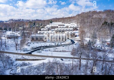 Vista sulle moderne case cittadine coperte di neve invernale in collina Affacciato sul lago Cheat vicino a Morgantown West Virginia Foto Stock