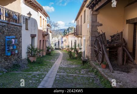 Strada principale di Granadilla. Città medievale evacuata nel 1965, sa di essere riabilitato. Extremadura, Spagna Foto Stock