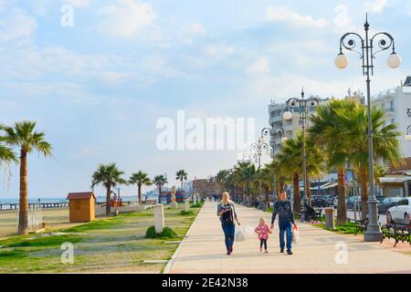 LARNAKA, CIPRO - FEB 18, 2019: Famiglia di Larnaca città lungomare di Larnaka in giornata di sole luminoso. Cipro Foto Stock