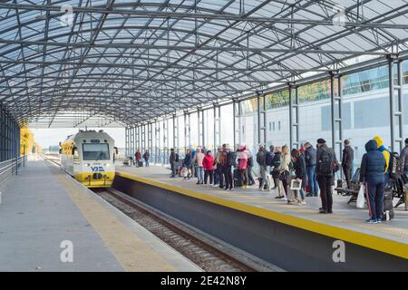 Kiev, Ucraina - 07 ottobre 2019: Imbarco passeggeri Boryspil Express treno - Bus navetta aeroporto treno da Kiev stazione ferroviaria centrale al Boryspil un Foto Stock