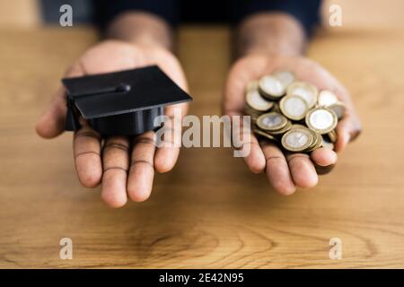 African American Man Holding College denaro in mano Foto Stock