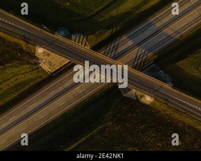 Foto da un drone volante, strada statale in una giornata di sole in estate Foto Stock