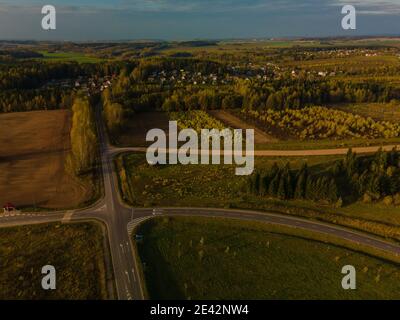 Foto da un drone volante, strada statale in una giornata di sole in estate Foto Stock