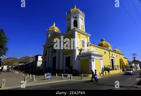 Guacara, Carabobo, Venezuela. 21 Gennaio 2021. 21 gennaio 2020. Cattedrale di Sant'Agostino nel centro. Vale la pena ricordare che Guacara aveva alcune chiese color paglia del primo decennio del XVII secolo; tuttavia, la prima chiesa conosciuta è quella costruita da Padre Manuel Perez nel 1624. Queste chiese colorate di paglia tendevano a scomparire quando furono costruite chiese in muratura, e la prima fu costruita da Don Agustin Nicolas de Herrera nel 1687, sul sito che occupa oggi, ma fu completamente distrutta dal terremoto del 1812. Il sacerdote di quel tempo, Mons. Colly Prat, ha informato hi Foto Stock