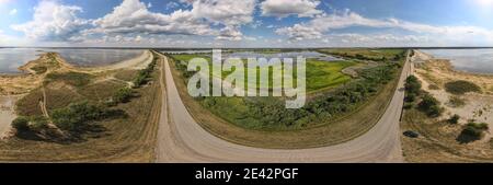 Foto da un drone volante, strada statale in una giornata di sole in estate Foto Stock