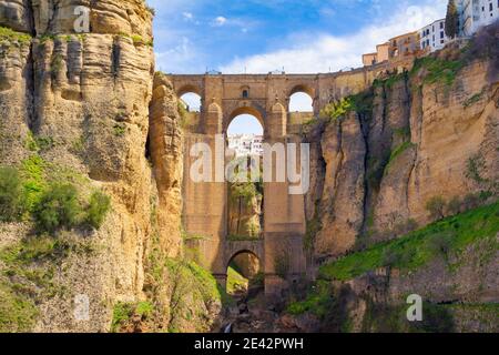 Vista dal basso del nuovo ponte che attraversa il canyo del rio Guadalavin passando attraverso Ronda, Andalusia, Spagna Foto Stock