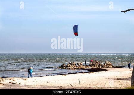 Una vela luminosa nel cielo per il kateboarding sulle onde. Attivo ed estremo sport.kiteboarding nel Golfo di riga nel mese di ottobre 2019 a Capo Kolka in Foto Stock