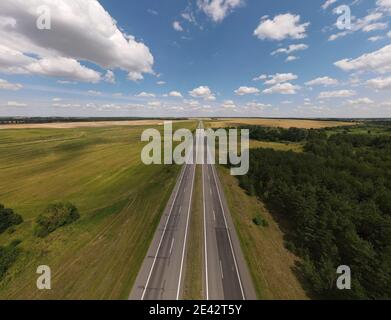 Foto da un drone volante, strada statale in una giornata di sole in estate Foto Stock