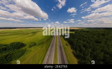 Foto da un drone volante, strada statale in una giornata di sole in estate Foto Stock