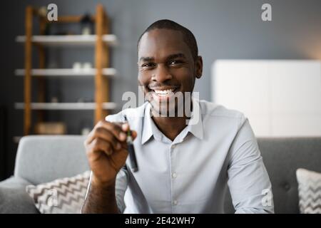 Uomo Vaping e sigaretta. Cataretta elettronica athome Foto Stock