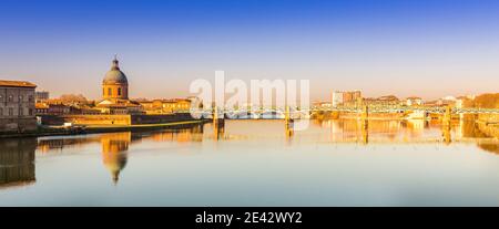 Panoramica di Pont Saint Pierre e la grave sur la Garonne ospedale a Tolosa, Occitanie, Francia Foto Stock