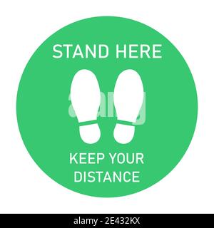 Stare qui, mantenere la distanza. Adesivo per pavimenti a distanza sociale per edifici pubblici e negozi. Covid-19 misure di sicurezza contro le pandemie. Illustrazione Vettoriale