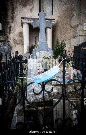 Maschera chirurgica su una tomba in Espelette, Francia Foto Stock