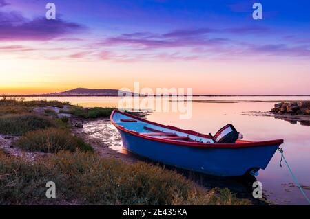 Barca sul Etang de Thau all'alba, vicino a Sète, a Herault, in Occitanie, Francia Foto Stock