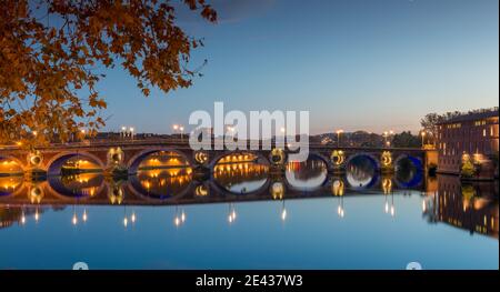 Il magnifico Pont Neuf e le sue riflessioni sul fiume Garonna in serata a Tolosa, alta Garonna, Occitania, Francia Foto Stock