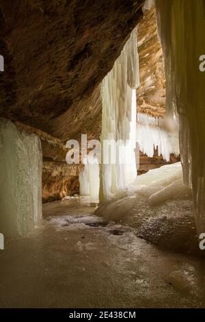 Vista dall'interno delle grotte di ghiaccio di Eben Foto Stock