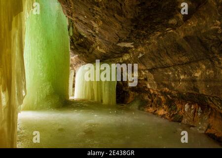 Vista dall'interno delle grotte di ghiaccio di Eben Foto Stock