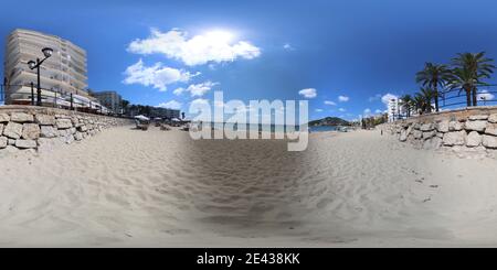 Visualizzazione panoramica a 360 gradi di Foto panoramica a 360 gradi della bellissima spiaggia Di Ibiza in Spagna che mostra la spiaggia spagnola di fronte una giornata estiva luminosa e soleggiata