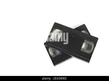 Due videocassette isolate su sfondo bianco. Foto Stock