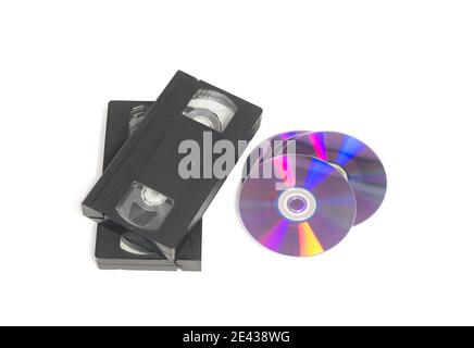 Nastri video e dischi cd o DVD isolati su sfondo bianco. Foto Stock