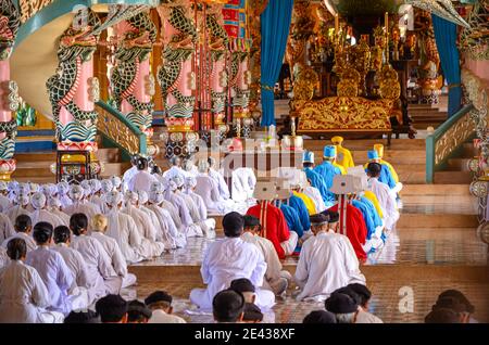 Le preghiere si svolgono al Tempio di Cao dai, in Vietnam Foto Stock