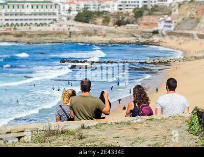 Gli amici riposano su una spiaggia di sabbia Foto Stock