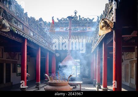 Fumare bobine coniche di incenso e urne al tempio di Chua Thien Hau a Cho Lon, ho Chi Minh City, Vietnam. Foto Stock