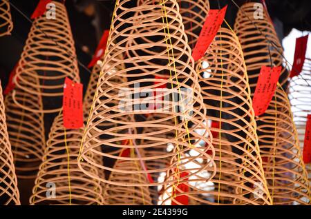 Fumare bobine coniche di incenso e urne al tempio di Chua Thien Hau a Cho Lon, ho Chi Minh City, Vietnam. Foto Stock