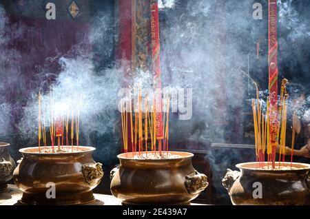 Fumare bobine coniche di incenso e urne al tempio di Chua Thien Hau a Cho Lon, ho Chi Minh City, Vietnam. Foto Stock