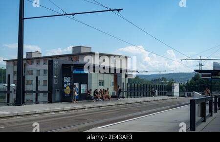 Wallisellen, Svizzera - 12 agosto 2020: Stazione del tram sopraelevata Glattzentrum Foto Stock