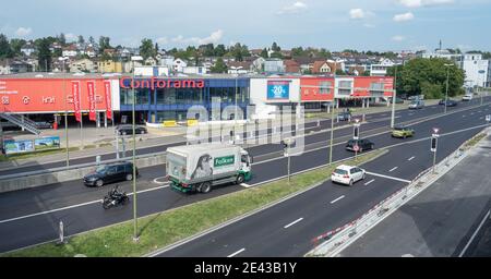 Wallisellen, Svizzera - 12 agosto 2020: Un'autostrada nel quartiere degli affari Foto Stock