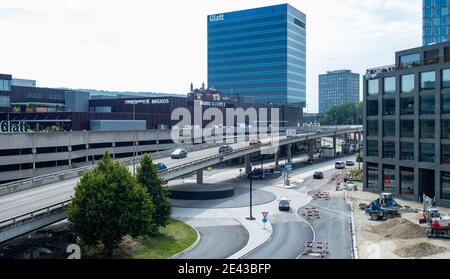 Wallisellen, Svizzera - 12 agosto 2020: Stazione del tram sopraelevata Glattzentrum Foto Stock