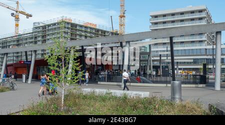 Zurigo, Svizzera - 12 agosto 2020: Stazione Stettbach di fronte agli edifici Foto Stock
