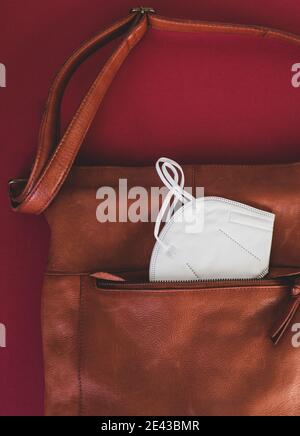 Il nuovo normale: Sacchetto con maschera FFP2, un necessario nella maggior parte delle aree per la protezione contro il virus corona Foto Stock