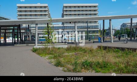 Zurigo, Svizzera - 12 agosto 2020: Stazione Stettbach di fronte agli edifici Foto Stock