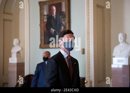 Il senatore degli Stati Uniti Jon Ossoff (democratico della Georgia) si fa strada verso una foto con il leader della maggioranza del Senato degli Stati Uniti Chuck Schumer (democratico di New York) e altri senatori democratici appena eletti al Campidoglio degli Stati Uniti a Washington, DC, giovedì 21 gennaio 2021. Credito: Rod Lammey/CNP /MediaPunch Foto Stock