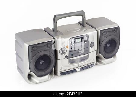 Grande stereo portatile bomboare vintage radio, cd, lettore cassette e registratore su bianco. Foto Stock