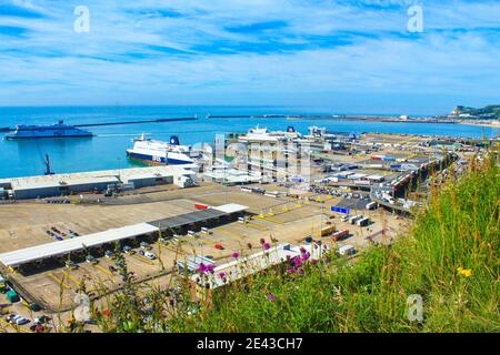 Il Porto di dover è un traghetto, terminal delle navi da crociera, carico marittimo e marina situato a dover, Kent, Inghilterra sud-orientale.Luglio 2016 Foto Stock