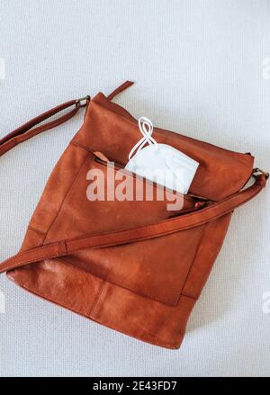 Il nuovo normale: Sacchetto con maschera FFP2, un necessario nella maggior parte delle aree per la protezione contro il virus corona Foto Stock