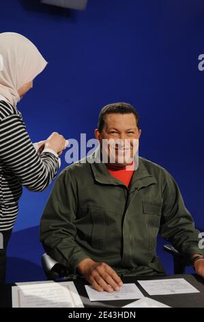 il presidente venezuelano Hugo Chavez Frias è ricevuto al canale televisivo al Jazeera del Qatar per un programma 'on air' dove ha risposto alle telefonate e alle domande degli spettatori, proprio come fa nel suo programma settimanale 'allo Presidente', a Doha, Qatar, il 1° aprile 2009. Foto di Ammar Abd Rabbo/ABACAPRESS.COM Foto Stock