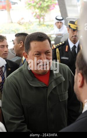 il presidente venezuelano Hugo Chavez Frias è ricevuto al canale televisivo al Jazeera del Qatar per un programma 'on air' dove ha risposto alle telefonate e alle domande degli spettatori, proprio come fa nel suo programma settimanale 'allo Presidente', a Doha, Qatar, il 1° aprile 2009. Foto di Ammar Abd Rabbo/ABACAPRESS.COM Foto Stock