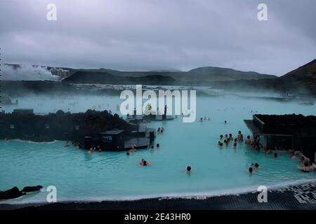 GRINDAVIK, ISLANDA - 04 aprile 2017: Laguna Blu, Grindavik, Islanda, 04042017, famiglie che si godono di momenti di relax nuotare e bere in piscina, wa Foto Stock