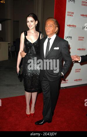 Anne Hathaway e il designer Valentino Garavani arrivano alla prima West Coast di "Valentino: L'ultimo imperatore", tenutasi al Los Angeles County Museum of Art, a Los Angeles, CA, USA il 1° aprile 2009. Foto di Greylock/ABACAPRESS.COM Foto Stock