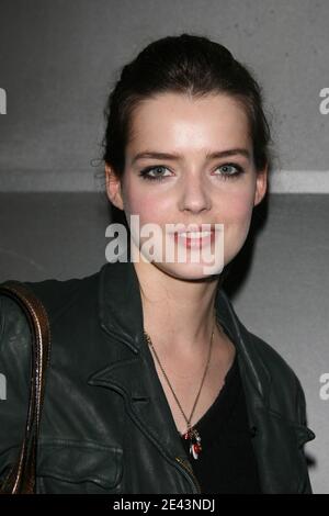 Roxane Mesquida si pone davanti al nuovo spettacolo di Cartouche, 'Les femmes sont des hommes comme les autresÀ!', tenuto a la Cigale a Parigi, Francia il 3 aprile 2009. Foto di Denis Guignebourg/ABACAPRESS.COM Foto Stock