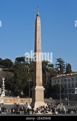 L'obelisco egiziano di Ramesse II di Heliopolis si trova nel centro di Piazza del Popolo, Roma, Italia Foto Stock