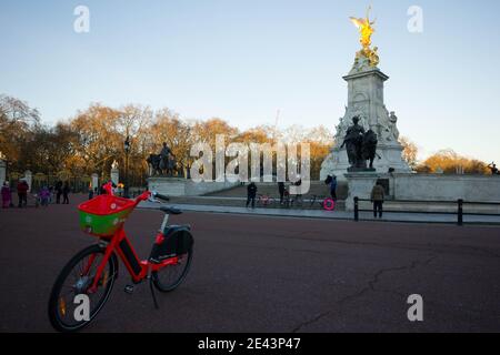 Noleggio bici parcheggiata sui gradini a piedi del Victoria Memorial Fuori Buckingham Palace Londra Inghilterra Foto Stock