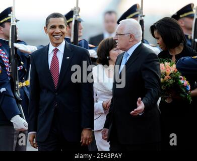 Il presidente ceco Vaclav Klaus, a destra, dà il benvenuto al presidente americano Barack Obama, a sinistra, dopo che l'Air Force One è atterrato all'aeroporto Ruzyne di Praga, a Praga, Repubblica Ceca, il 4 aprile 2009. Obama incontrerà domenica i leader dell’Unione europea al vertice UE-USA nella capitale ceca. Phoyto di Rene Volfik/CTK/ABACAPRESS.COM Foto Stock